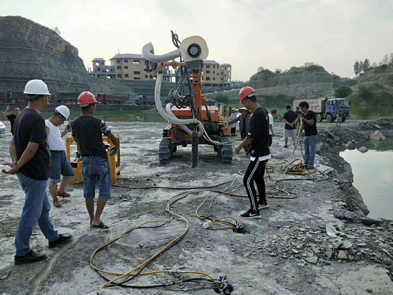 开县市政爆破禁止直接炸药破石可用静态裂石机